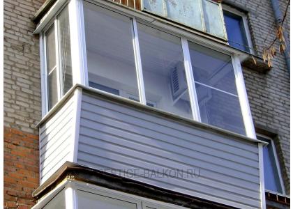 Холодное остекление алюминиевыми окнами с выносом и с внешней отделкой сайдингом в Мытищах