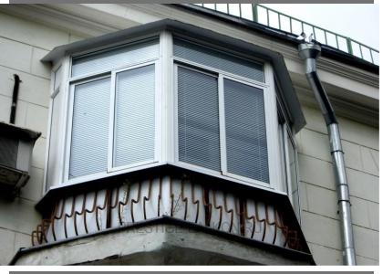 Холодное остекление балкона алюминиевыми окнами с кровлей из профлиста в Мытищах