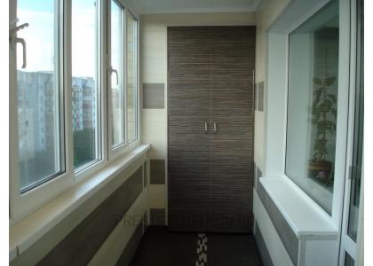 Теплое остекление балкона с утеплением и отделкой ПВХ панелями и ламинатом в Мытищах