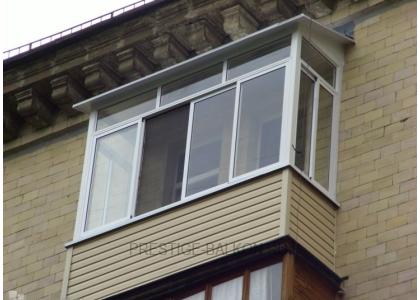 Холодное остекление балкона алюминиевыми окнами с внешней отделкой сайдингом и кровлей из профлиста в Мытищах