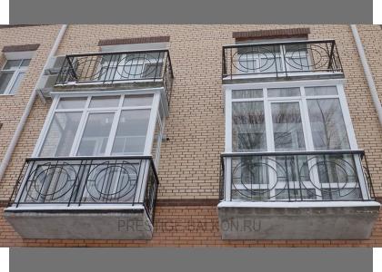 Французское остекление балкона пластиковыми окнами с фигурными ограждениями в Мытищах