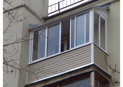 Холодное остекление балкона раздвижными окнами с выносом и крышей в Мытищах