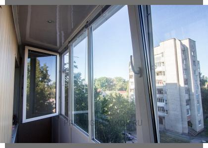 Холодное остекление алюминиевыми окнами Алютех с отделкой стен вагонкой ПВХ в Мытищах