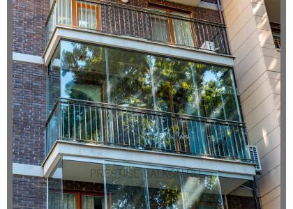 Безрамное остекление балкона с отделкой ограждений в Мытищах