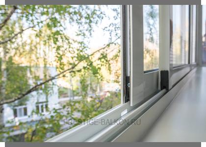 Раздвижное холодное остекление балкона с шумопонижающими отливами в Мытищах