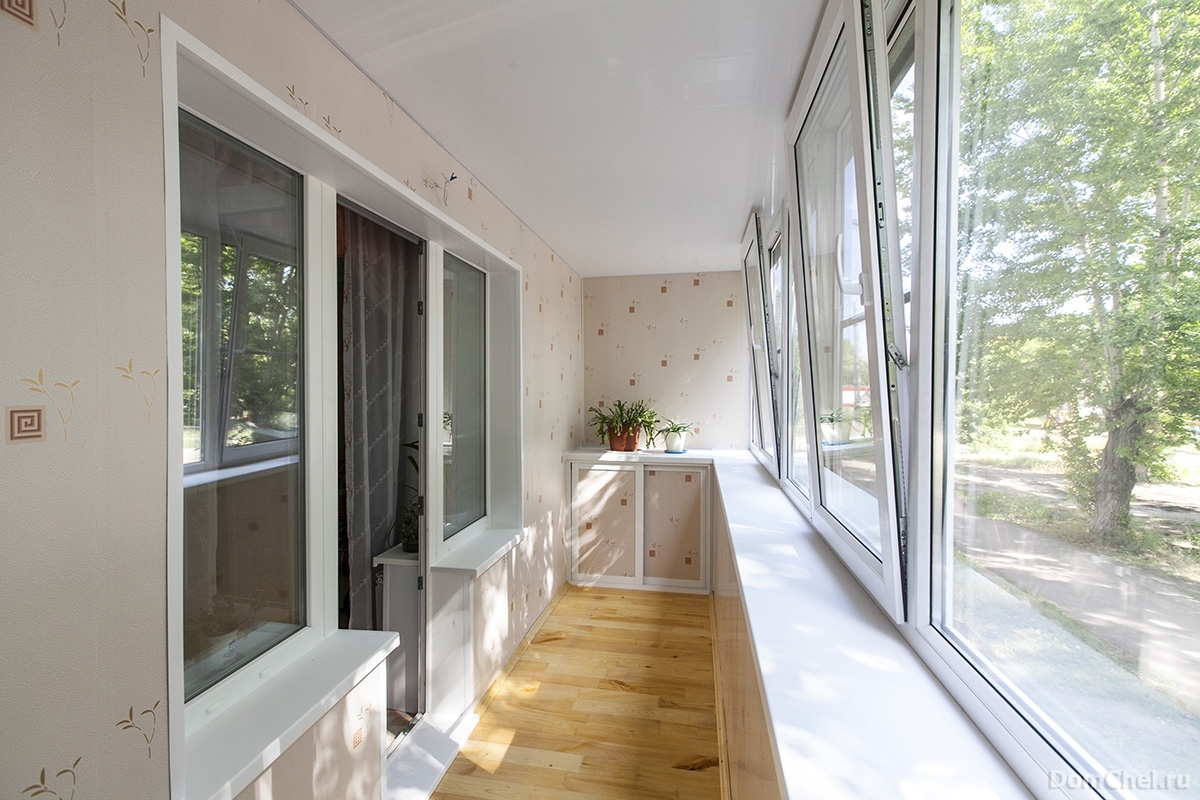 Теплое остекление лоджии пластиковыми окнами и отделка стен и потолка пластиковыми панелями в Мытищах