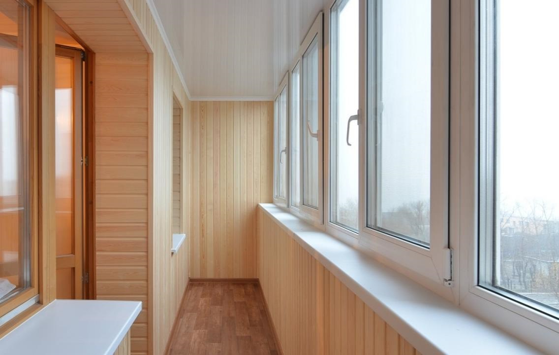 Тёплое остекление балкона профилем Veka и отделка стен деревом в Мытищах