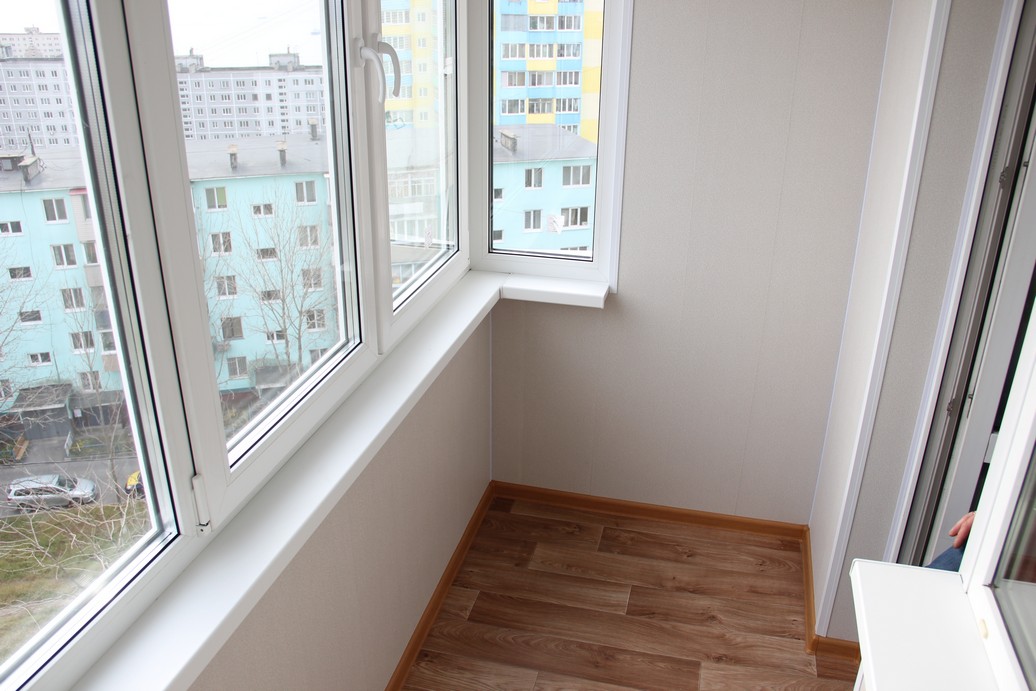 Теплое остекление распашными пластиковыми окнами балкона профилем Rehau и отделкой стен в Мытищах
