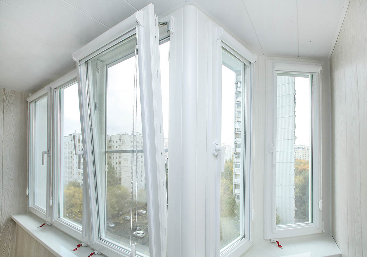 Тёплое остекление пластиковыми окнами балкона профилем КВЕ и отделкой стен гипсокартоном в Мытищах