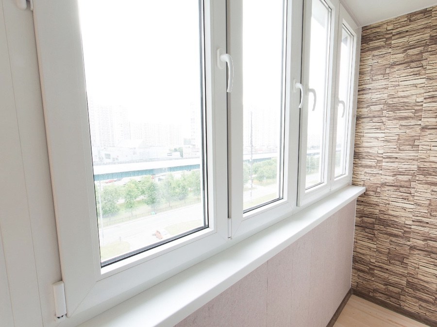 Тёплое остекление балкона профилем КВЕ и комбинированной отделкой пластиком и деревом в Мытищах