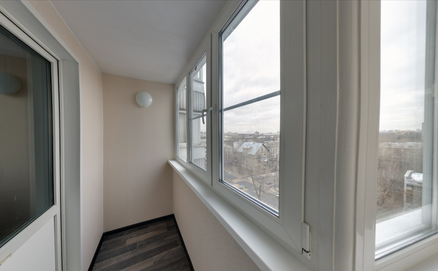 Теплое остекление пластиковыми окнами REHAU с отделкой стен и потолка панелями ПВХ в Мытищах