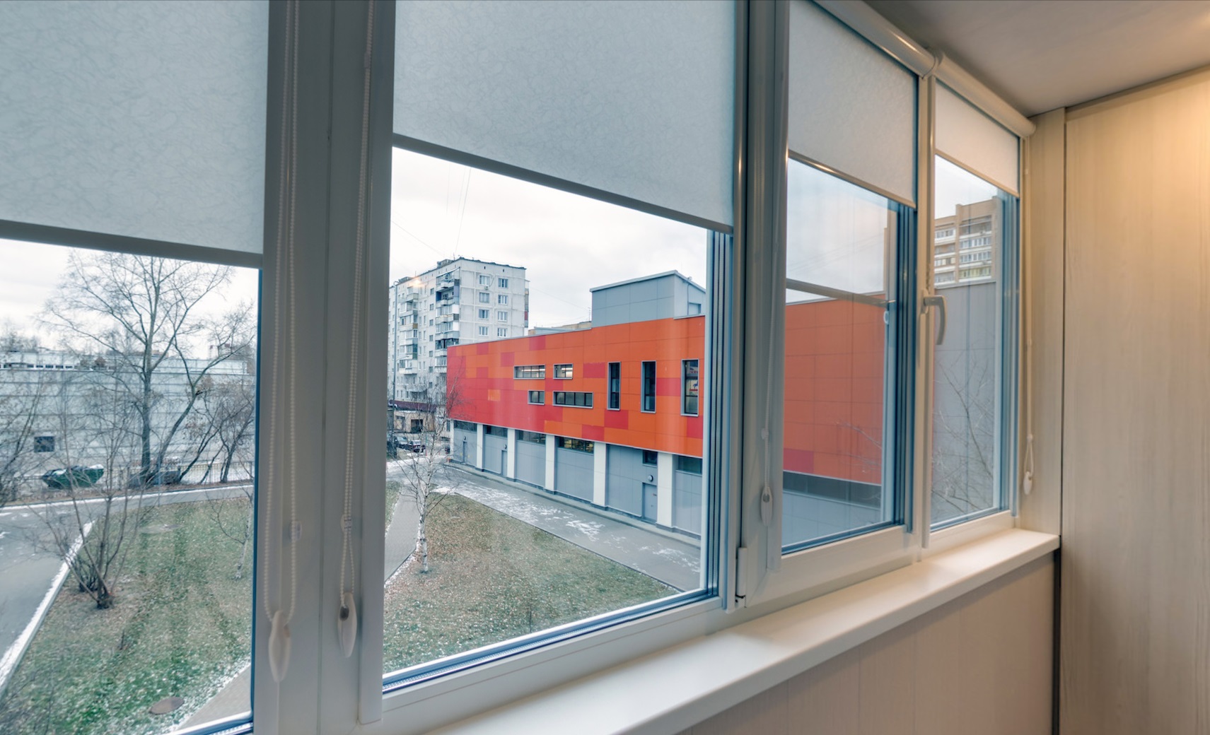 Теплое остекление балкона профилем REHAU с отделкой и выпадающими шторами в Мытищах