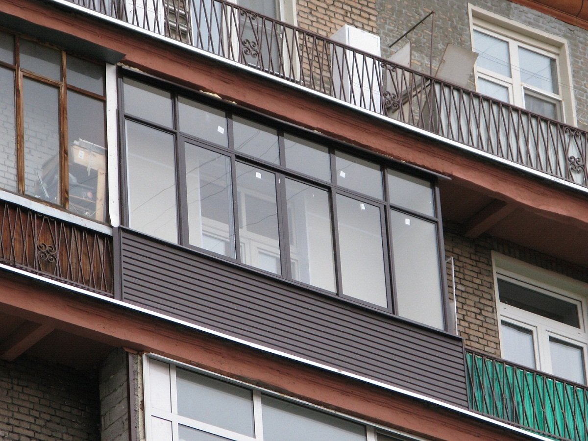 Холодное остекление балкона профилем Provedal и покраска профиля в цвет по каталогу в Мытищах