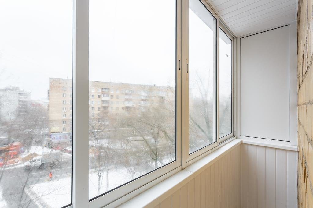 Холодное остекление балкона профилем Provedal и отделкой стен и потолка вагонкой ПВХ в Мытищах