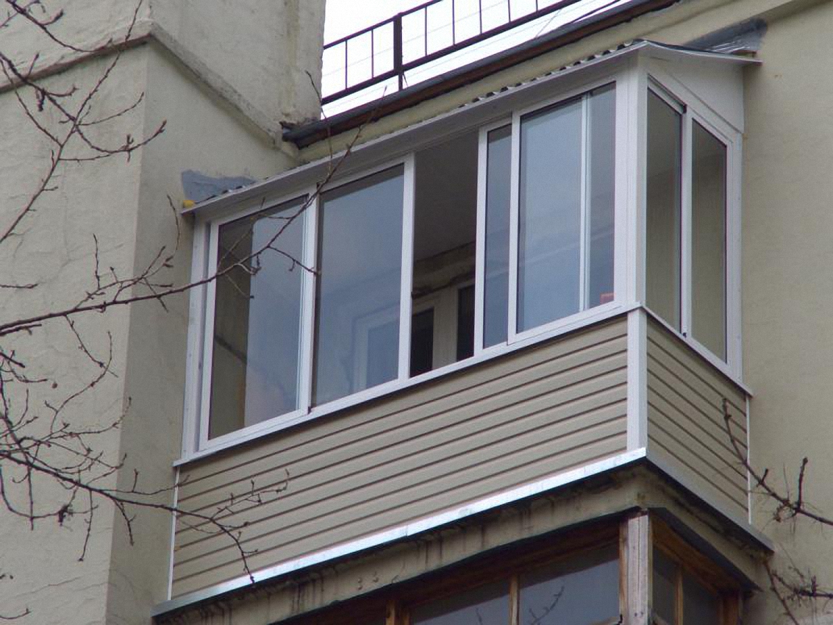 Холодное остекление балкона раздвижными окнами с выносом и крышей в Мытищах