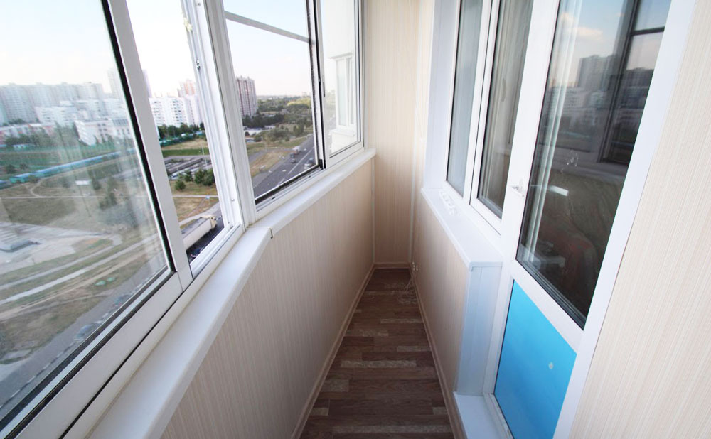 Холодное остекление балкона профилем Provedal и отделкой стен и потолка ламинированными панелями в Мытищах