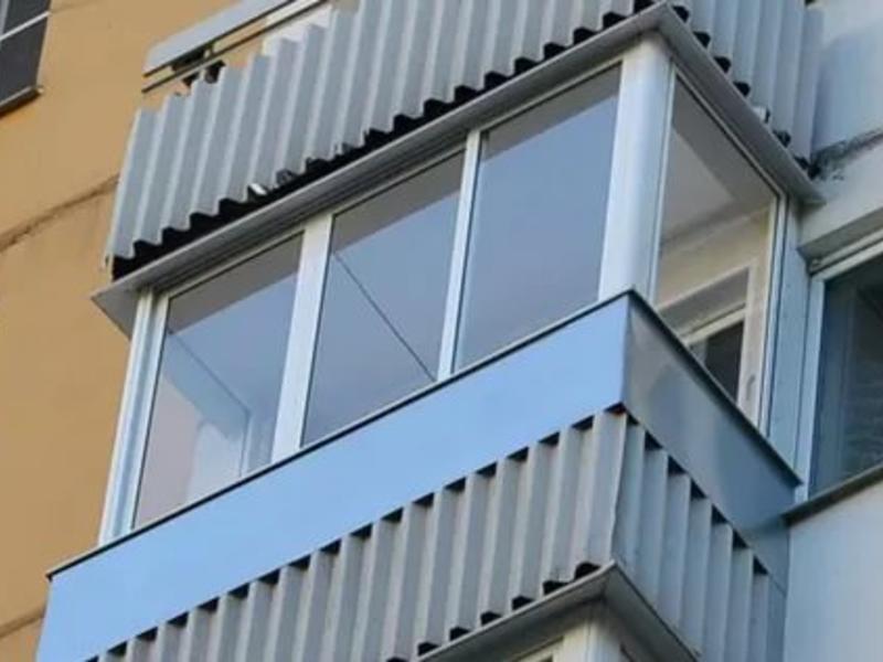 Холодное остекление балкона профилем Provedal и покрытие пола линолеумом в Мытищах