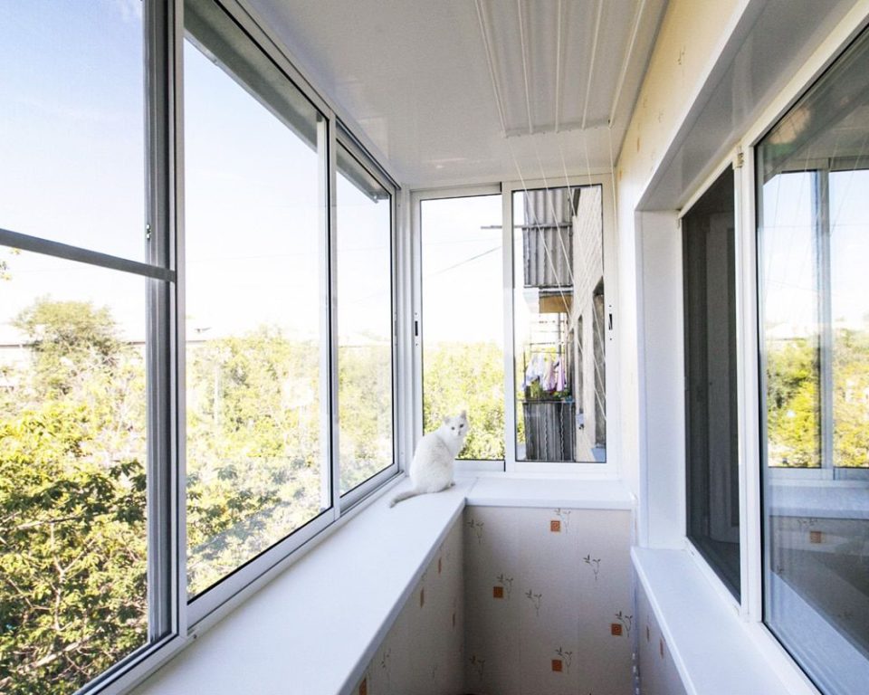 Холодное остекление балкона алюминиевыми окнами с выносом и сушилкой для белья в Мытищах