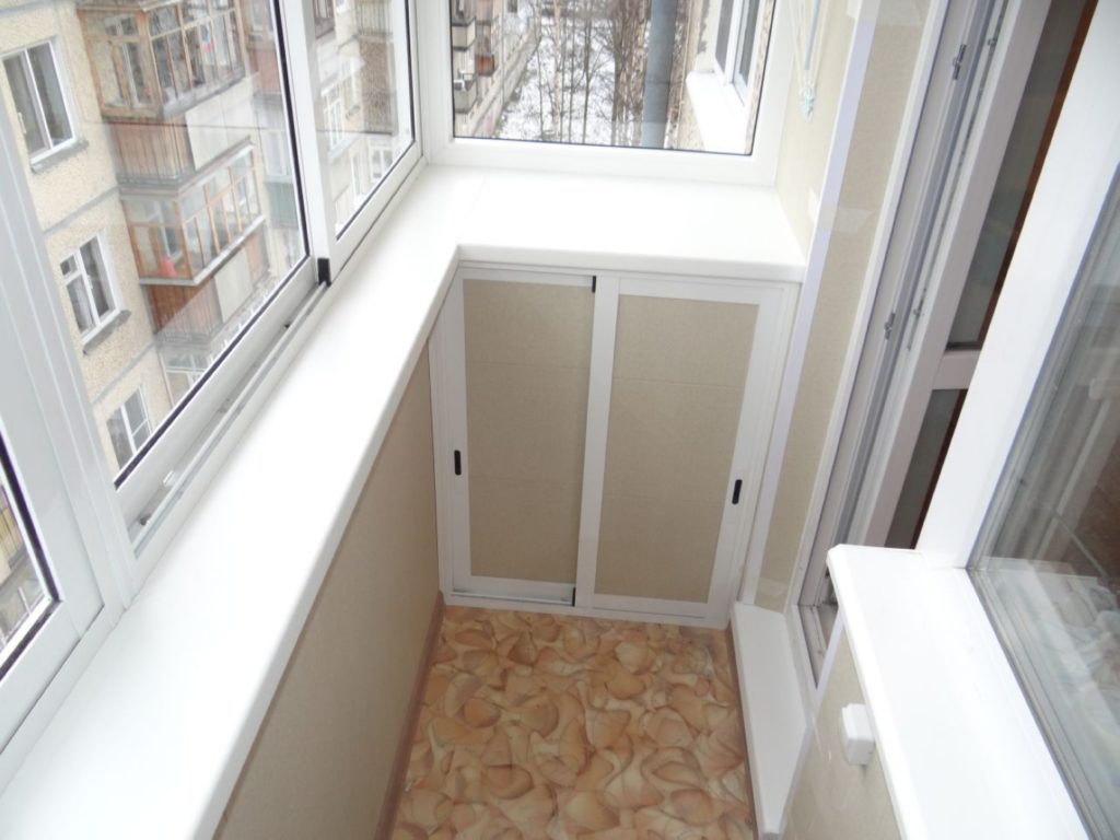 Холодное остекление балкона профилем Provedal с мебелью в Мытищах