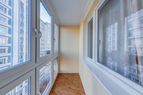 Панорамное остекление балкона с отделкой гипсокартона в Мытищах