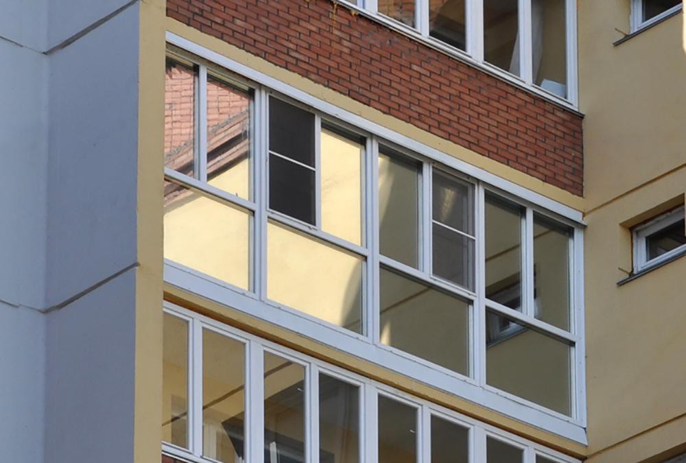 Панорамное остекление лоджии от пола до потолка в Мытищах