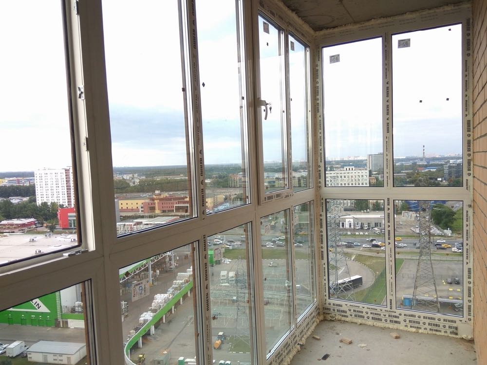 Французское панорамное остекление балкона от пола до потолка в Мытищах