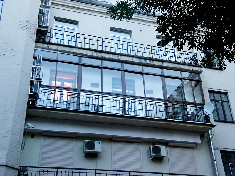 Панорамное остекление балкона с отделкой ограждения в Мытищах