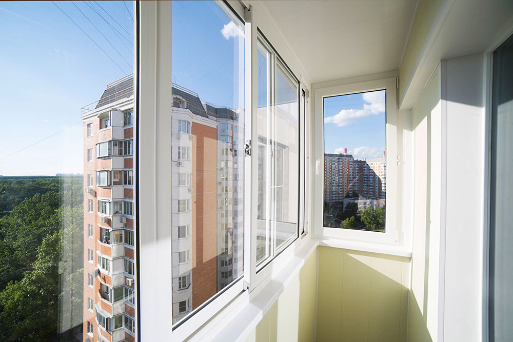 Холодное остекление раздвижными окнами с отделкой стен и потолка ламинированными панелями в Мытищах