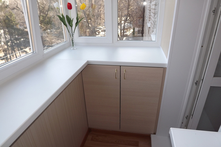 Теплое остекление пластиковыми окнами с выносом подоконника в Мытищах