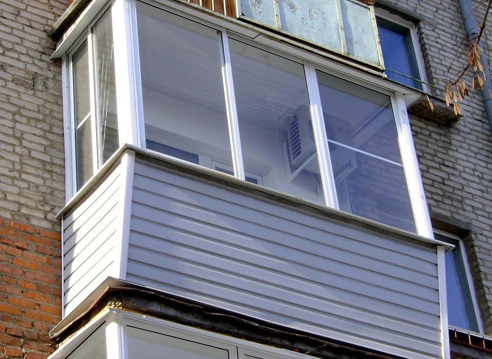 Холодное остекление алюминиевыми окнами с выносом и с внешней отделкой сайдингом в Мытищах