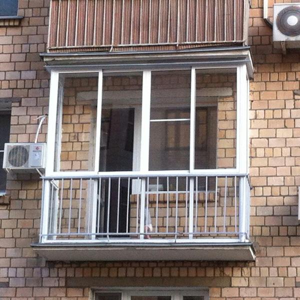 Французское остекление балкона от пола до потолка с ограждением в Мытищах