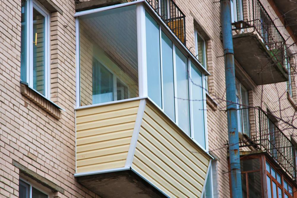 Холодное остекление балкона алюминиевыми окнами с внешней отделкой сайдингом с выносом и с шумопонижающими отливами в Мытищах
