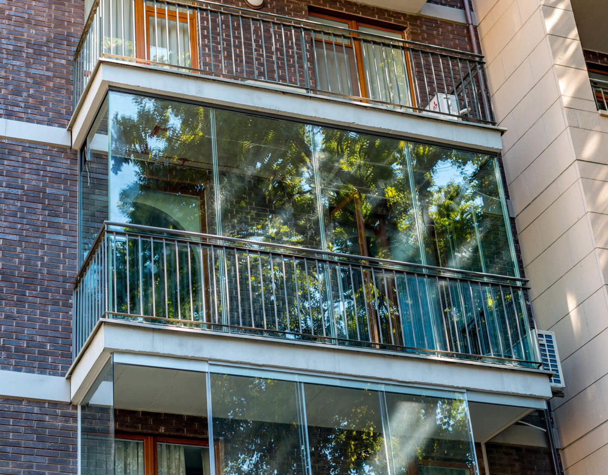 Безрамное остекление балкона с отделкой ограждений в Мытищах