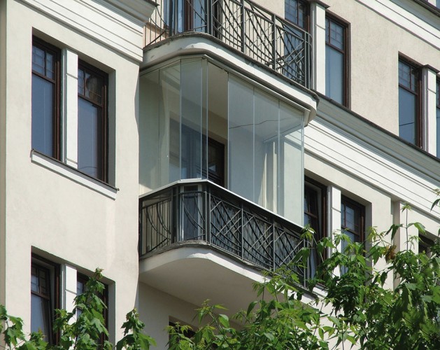 Финское безрамное остекление балкона в Мытищах
