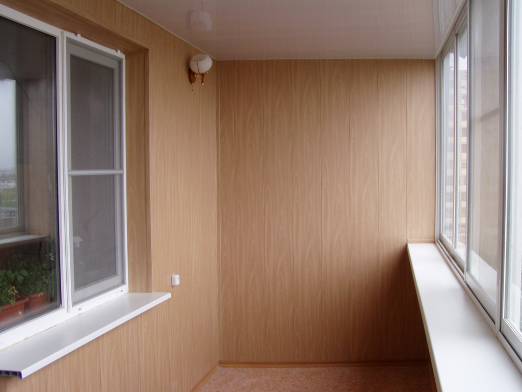 Теплое остекление с утеплением и отделкой ламинированными панелями в Мытищах