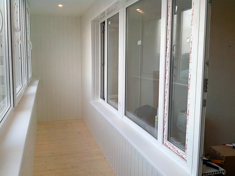 Теплое остекление балкона профилем rehau с утеплением и деревянной отделкой в Мытищах