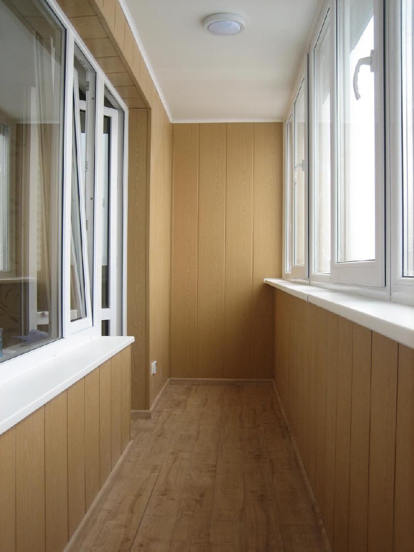 Теплое остекление лоджии и отделка стен и потолка ламинированными панелями в Мытищах