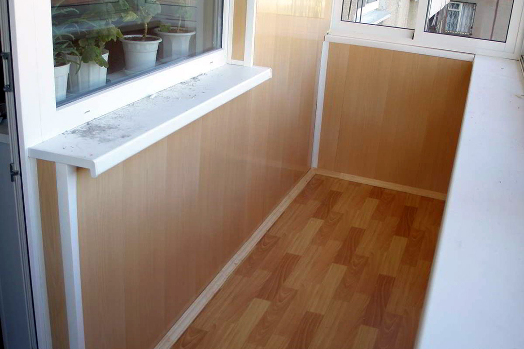 Теплое остекление балкона пластиковыми окнами и электрическим теплым полом в Мытищах