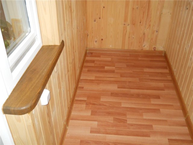 Теплое остекление балкона пластиковыми окнами установкой ИК-обогрева на стены в Мытищах