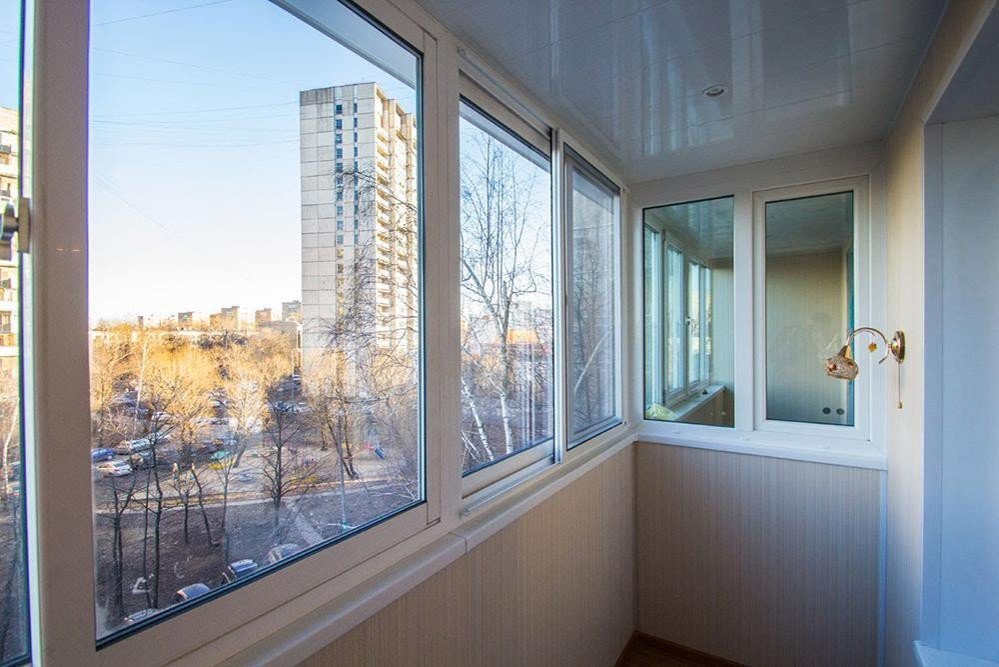 Раздвижное остекление алюминиевыми окнами с отделкой стен вагонкой ПВХ в Мытищах