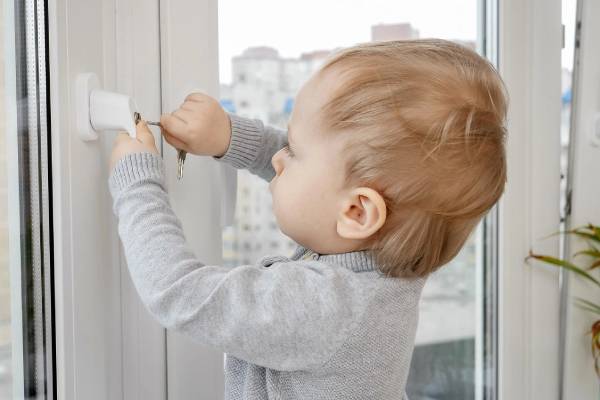 Замки от выпадения детей на балконы и лоджии